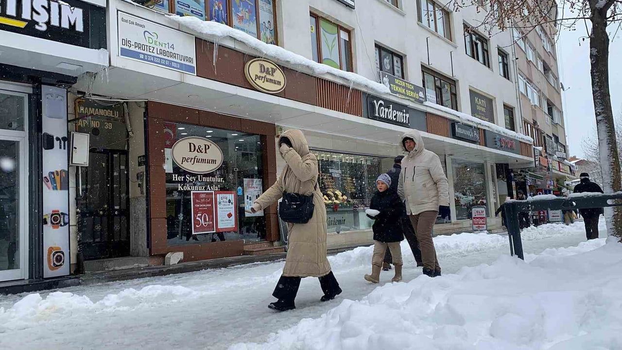 Bolu'da üç günlük kar ve don sonrası tabela ve çatılarda buz sarkıtları risk oluşturuyor