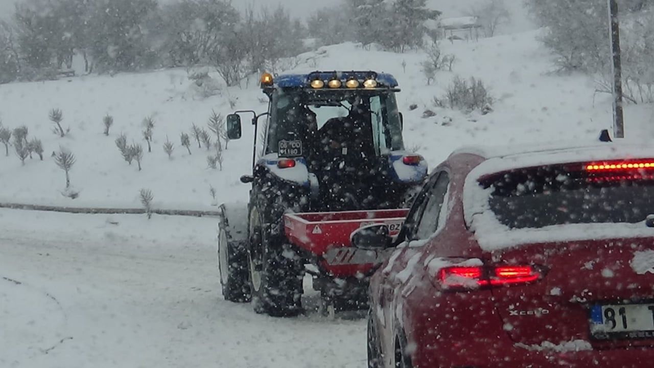 Bolu'da Yedigöller Milli Parkı yolu buzlanma nedeniyle geçici olarak ulaşıma kapatıldı