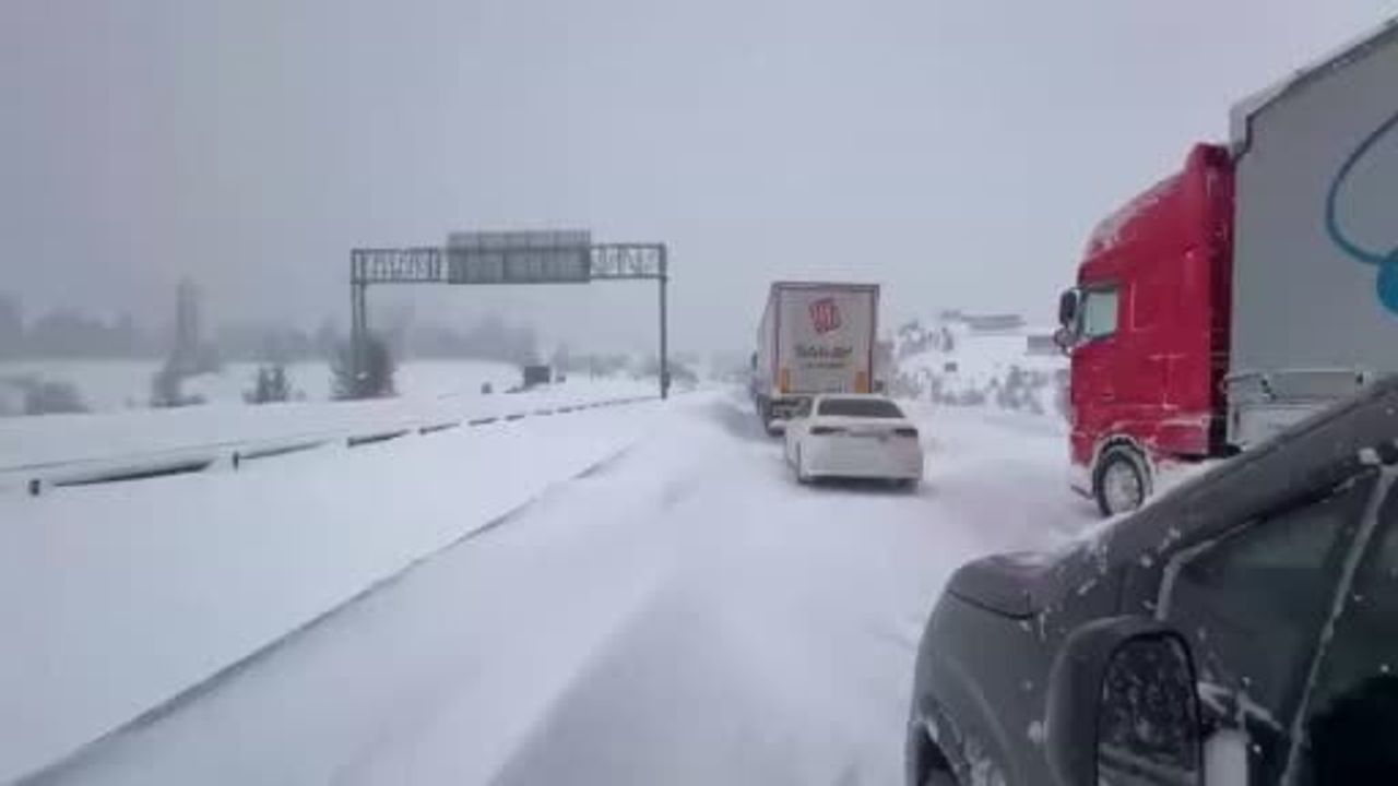 Bolu’da yoğun kar Gerede-Samsun yolunu ulaşıma kapattı — Tırlar rampada kaldı