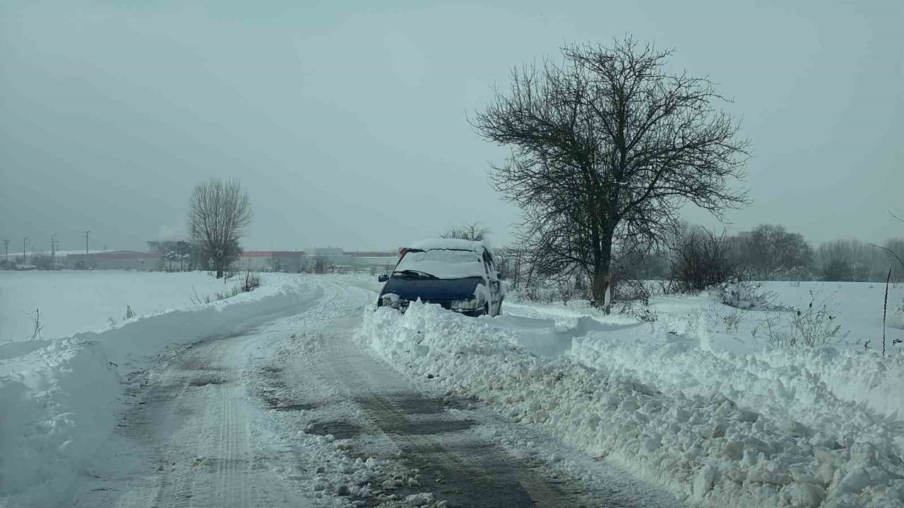 Bolu'da yoğun kar yağışı: 486 köy yolundan 263'ü ulaşıma kapandı