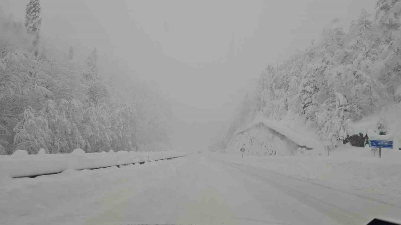 Bolu'da yoğun kar Zonguldak-Ankara D-750'de ulaşımı felç etti: Yeniçağa–Mengen kesiminde trafik durdu