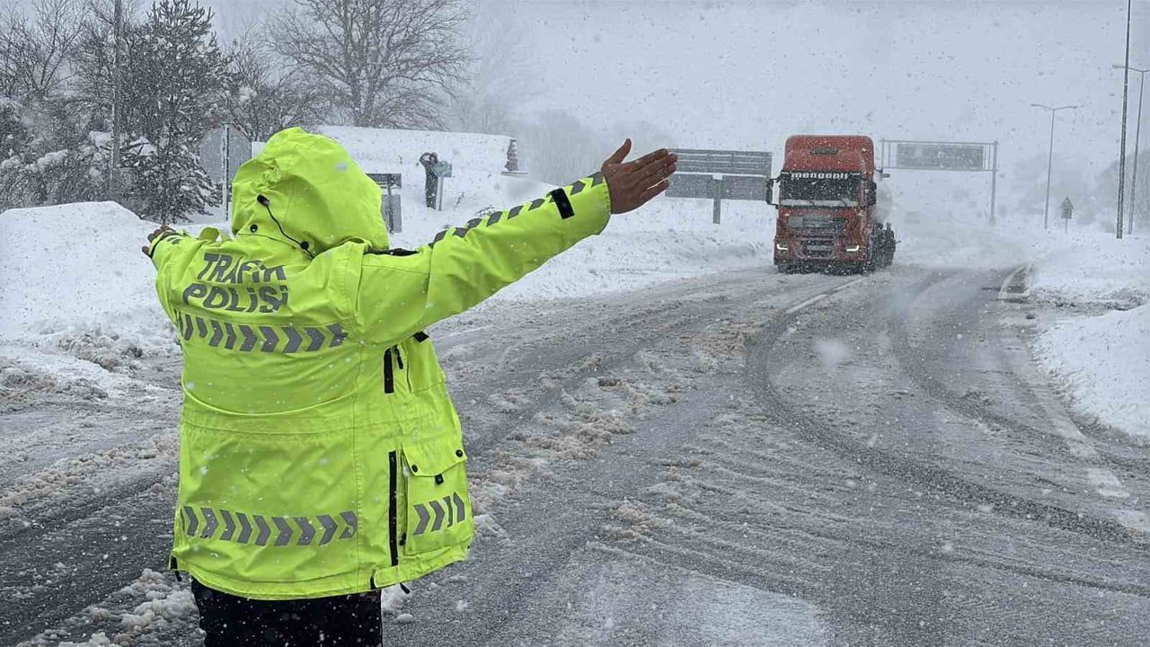 Bolu Dağı D-100 İstanbul İstikameti Ağır Tonajlı Araç Trafiğine Kapatıldı