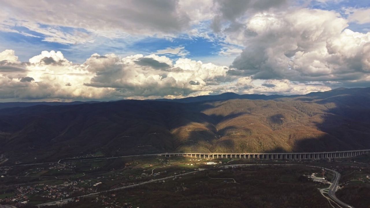 Bolu Dağı'nda Anadolu Otoyolu ve D-100'ün Sonbahar Manzarası Havadan Görüntülendi