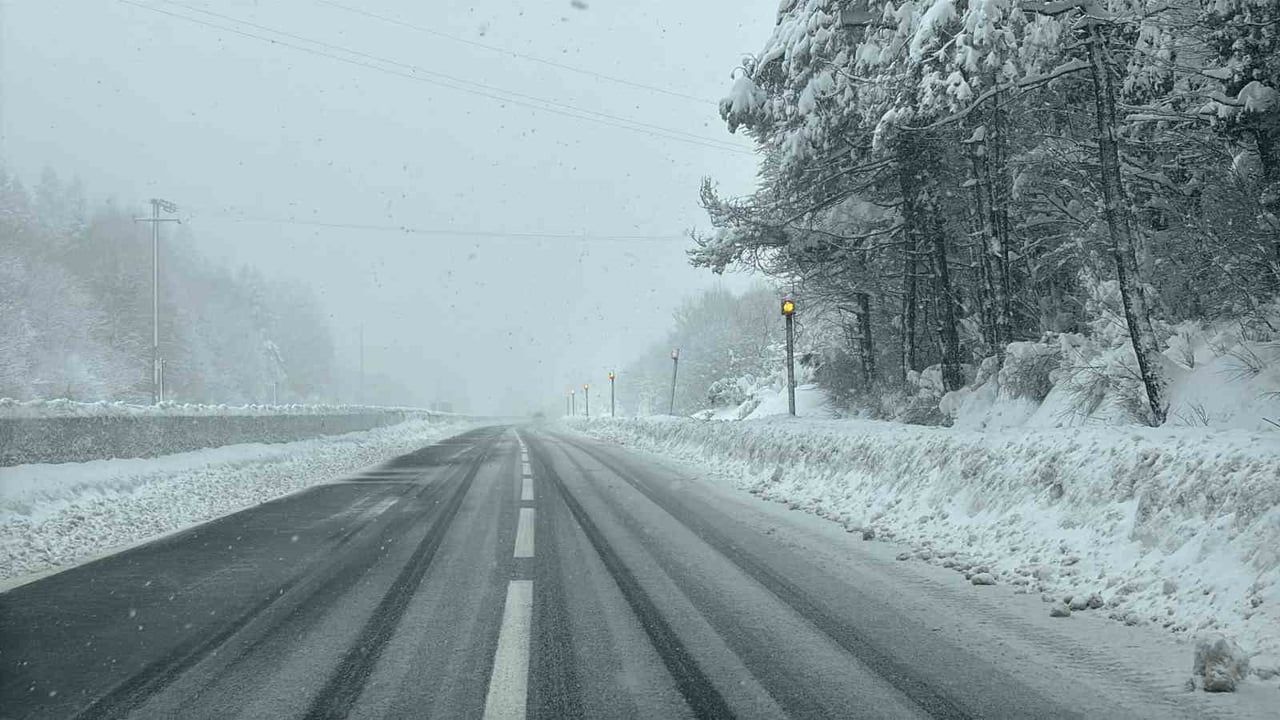 Bolu Dağı'nda hafif kar yağışı ve sis etkili; ulaşımda aksama yok