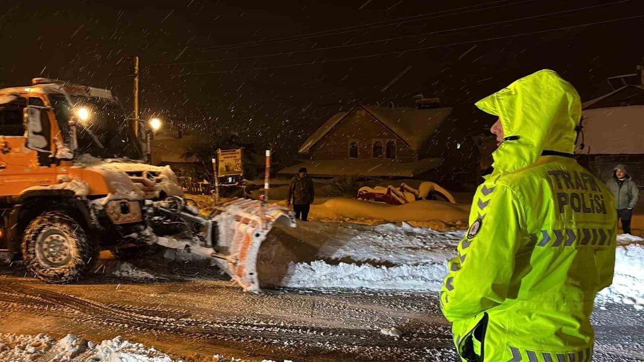 Bolu Dağı'nda kar 40 cm'yi aştı; ağır tonajlı araçların geçişi yasaklandı