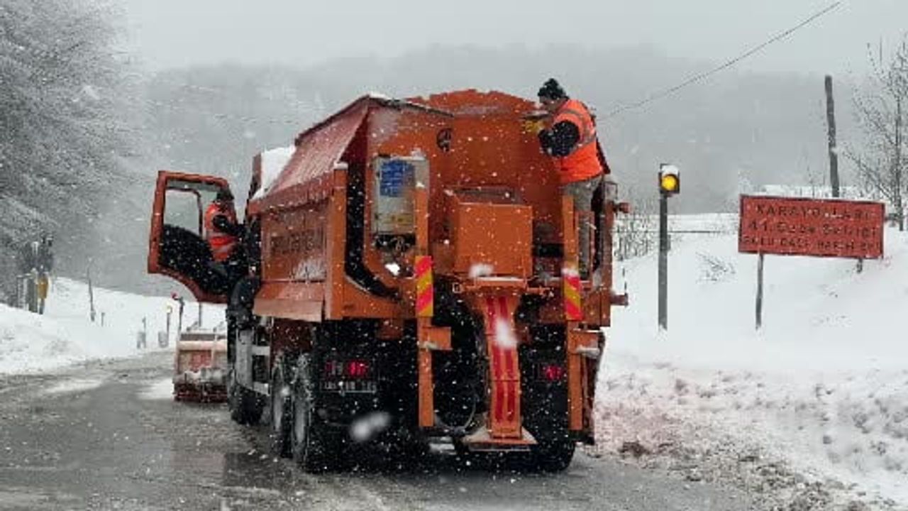 Bolu Dağı'nda kar kalınlığı 80 santimetreye yaklaştı — D-100'de küreme çalışmaları sürüyor