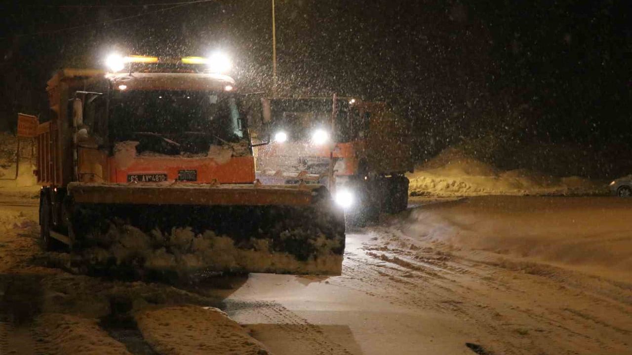Bolu Dağı'nda kar yağışı devam ediyor — D-100'de yeşil alanlarda 30 cm'yi aşan kar tabakası