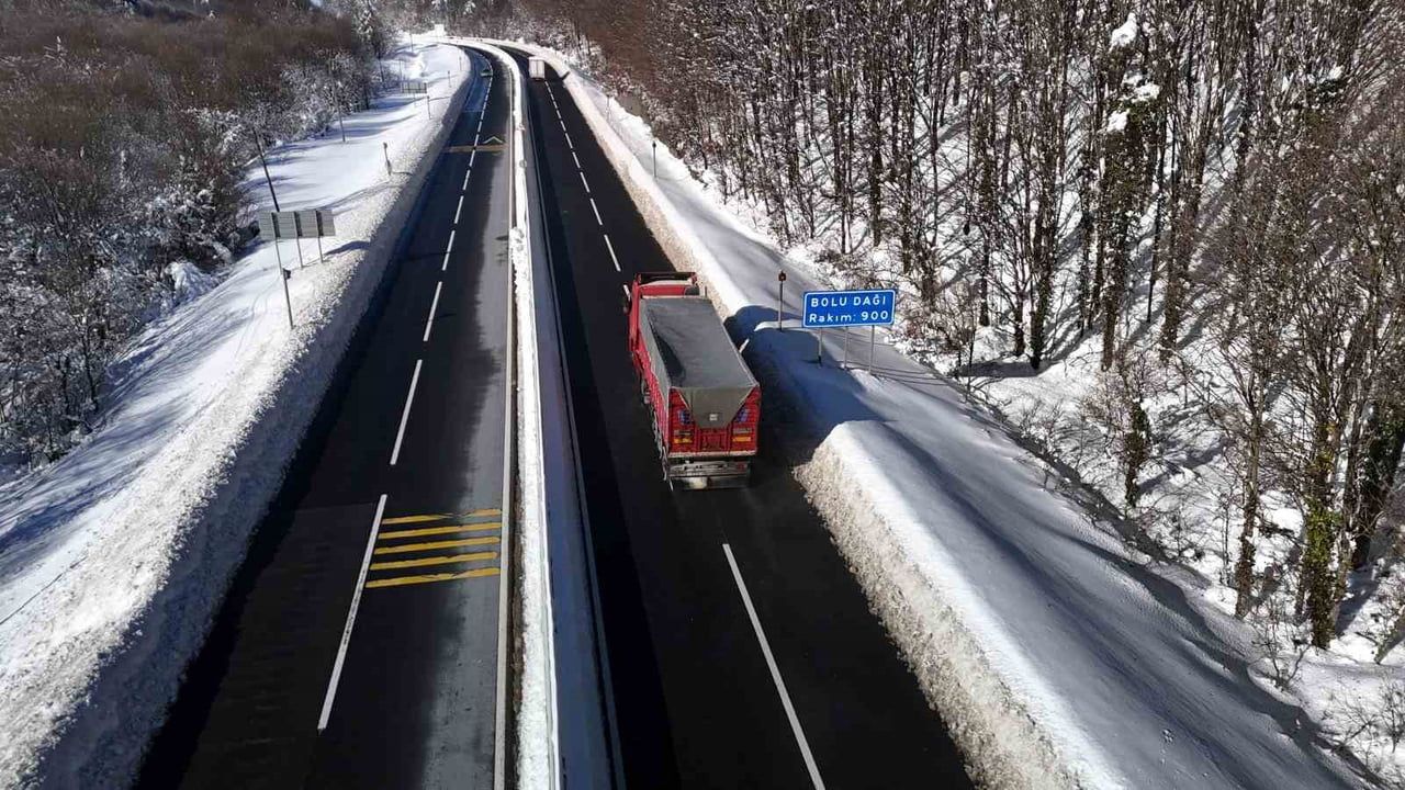 Bolu Dağı'nda kar yağışı sonrası D-100'de kartpostallık görüntüler, ulaşımda aksama yok