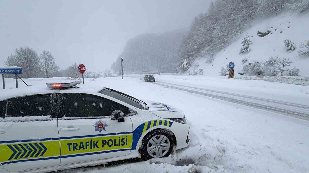 Bolu Dağı'nda yoğun kar yağışı: Düzce D100'de ağır tonajlı araçlara geçici kısıtlama