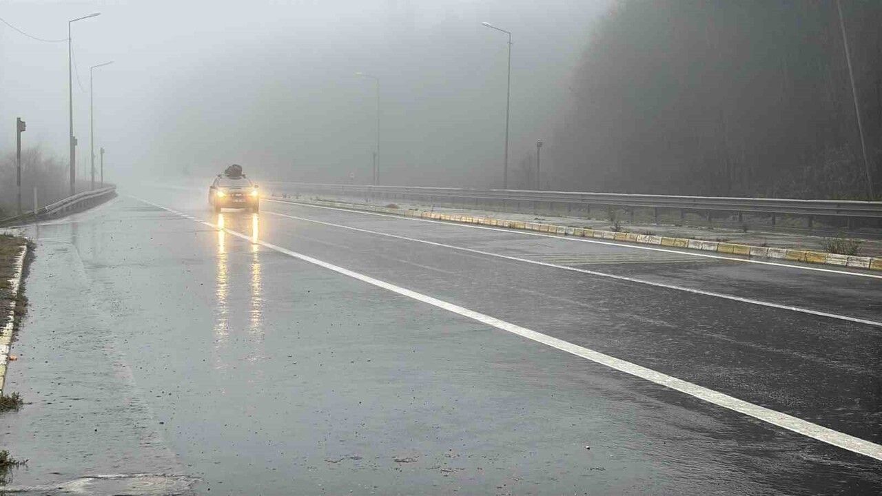 Bolu Dağı’nda yoğun sis ve sağanak nedeniyle görüş yer yer 30 metreye düştü