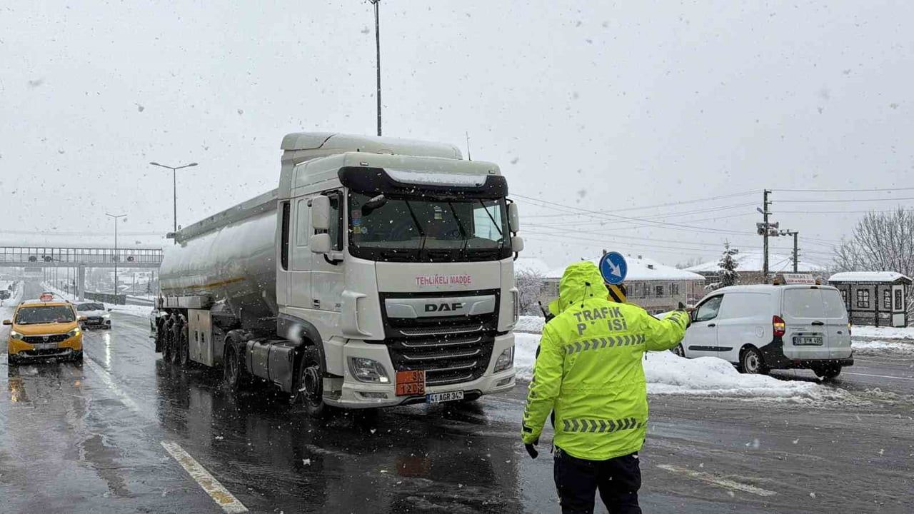 Bolu Dağı'nın Ankara istikameti ağır tonajlı araç trafiğine kapatıldı