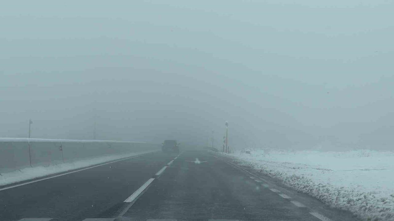 Bolu Dağı'nın Düzce geçişinde yoğun sis ve kar ulaşımı etkiliyor