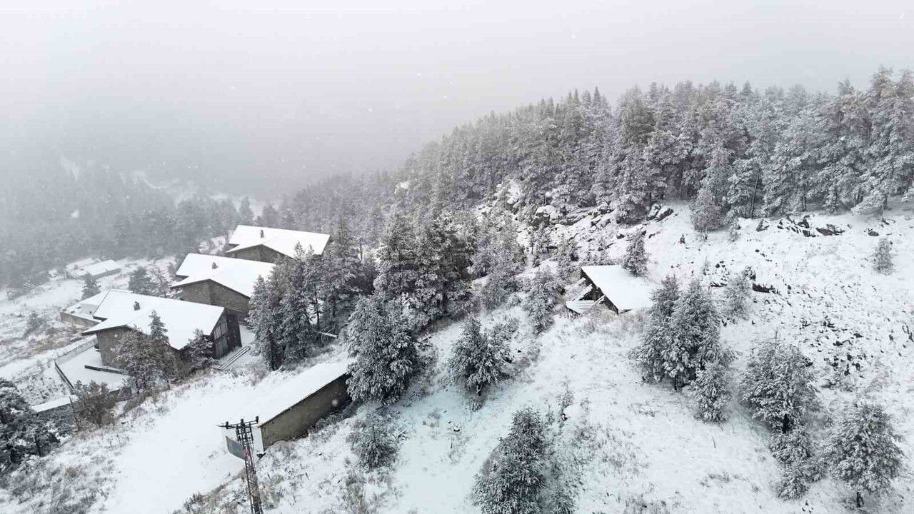 Bolu'nun yüksek kesimlerinde sabah saatlerinden itibaren kar yağışı etkili