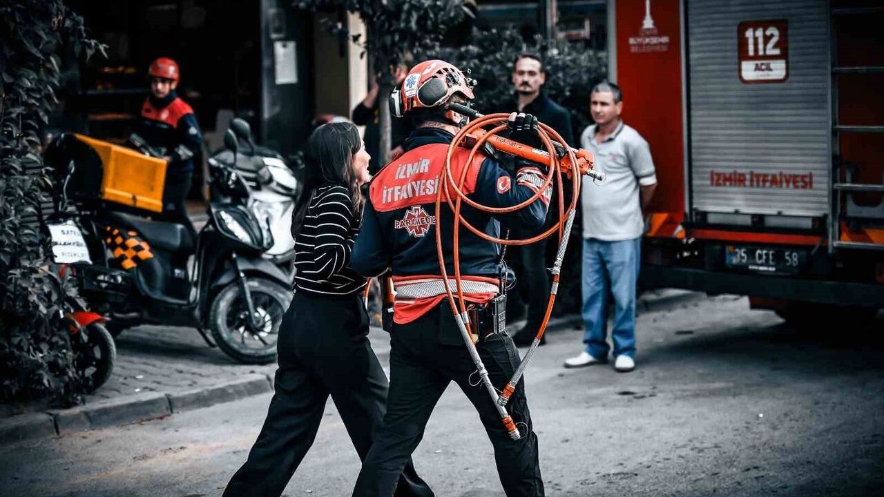 Bornova'da 7 katlı iş hanında çıkan yangın: İtfaiye 12 kişiyi kurtardı