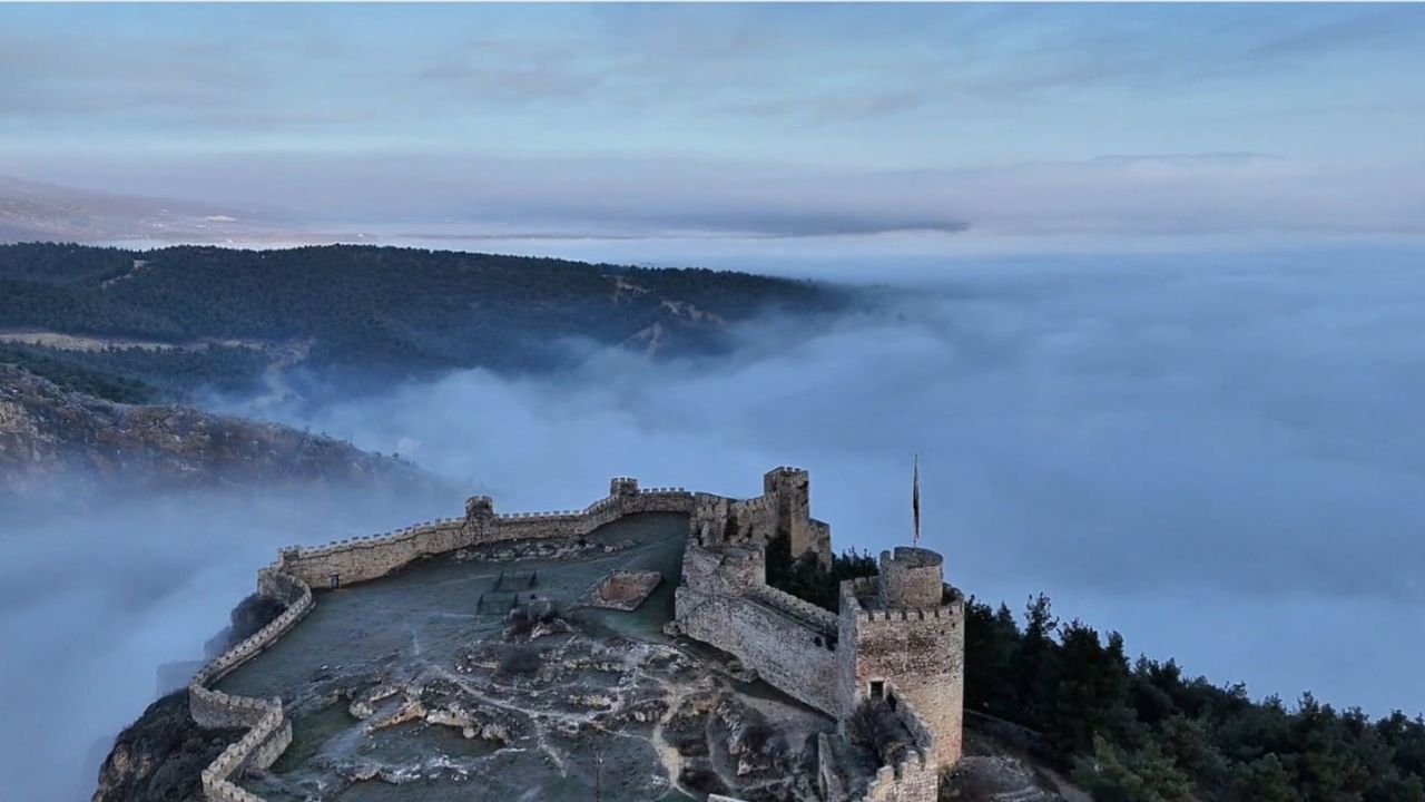 Boyabat Kalesi sis perdesi ardında dronla görüntülendi