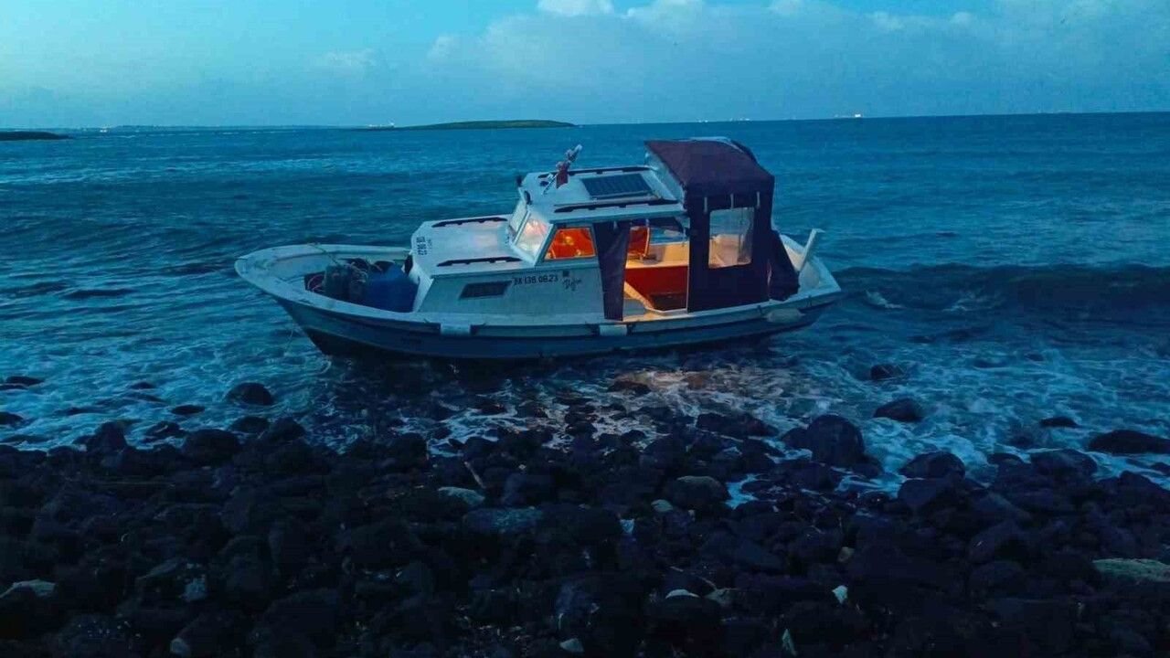 Bozcaada açıklarında karaya oturan 7,15 metrelik BARTU teknesi Sahil Güvenlik tarafından kurtarıldı