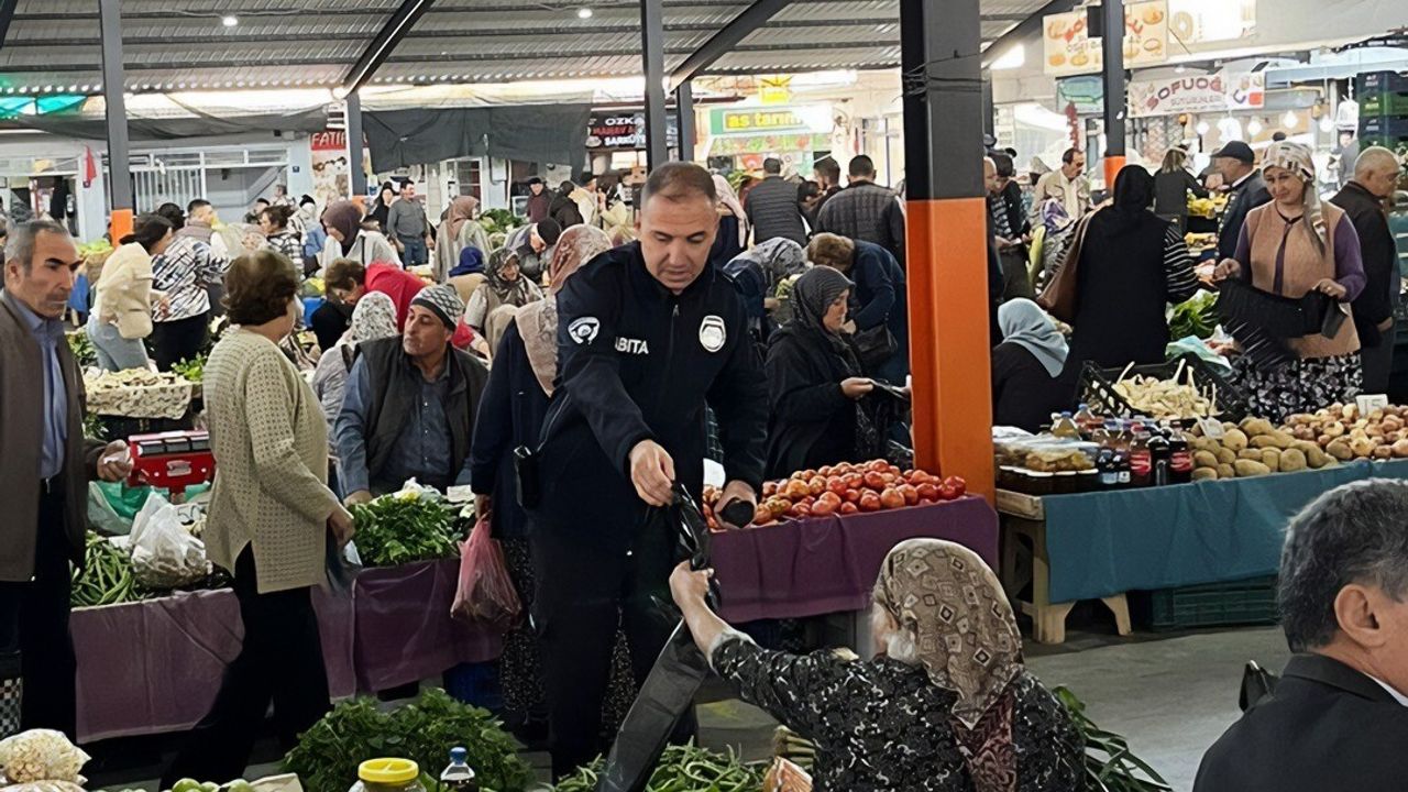 Bozdoğan Zabıtası, Pazarcılara Siyah Çöp Poşeti Dağıttı