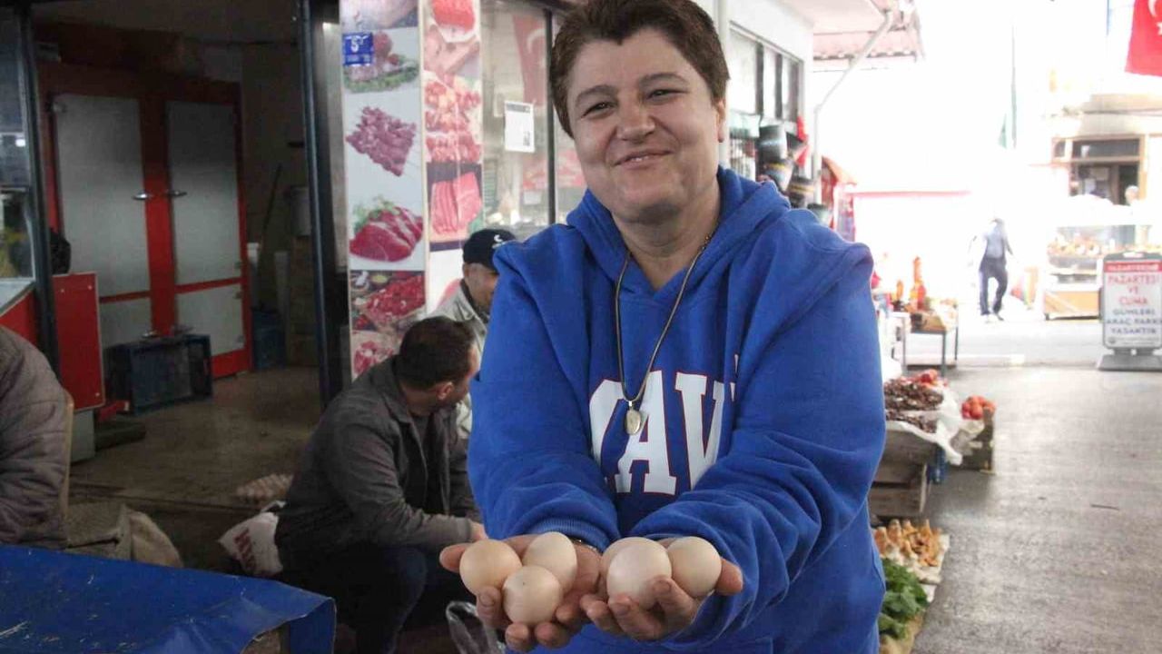 Bozdoğanlı pazarcı Özcan Kuşçu, pazarcılıkla acısını hafifletiyor