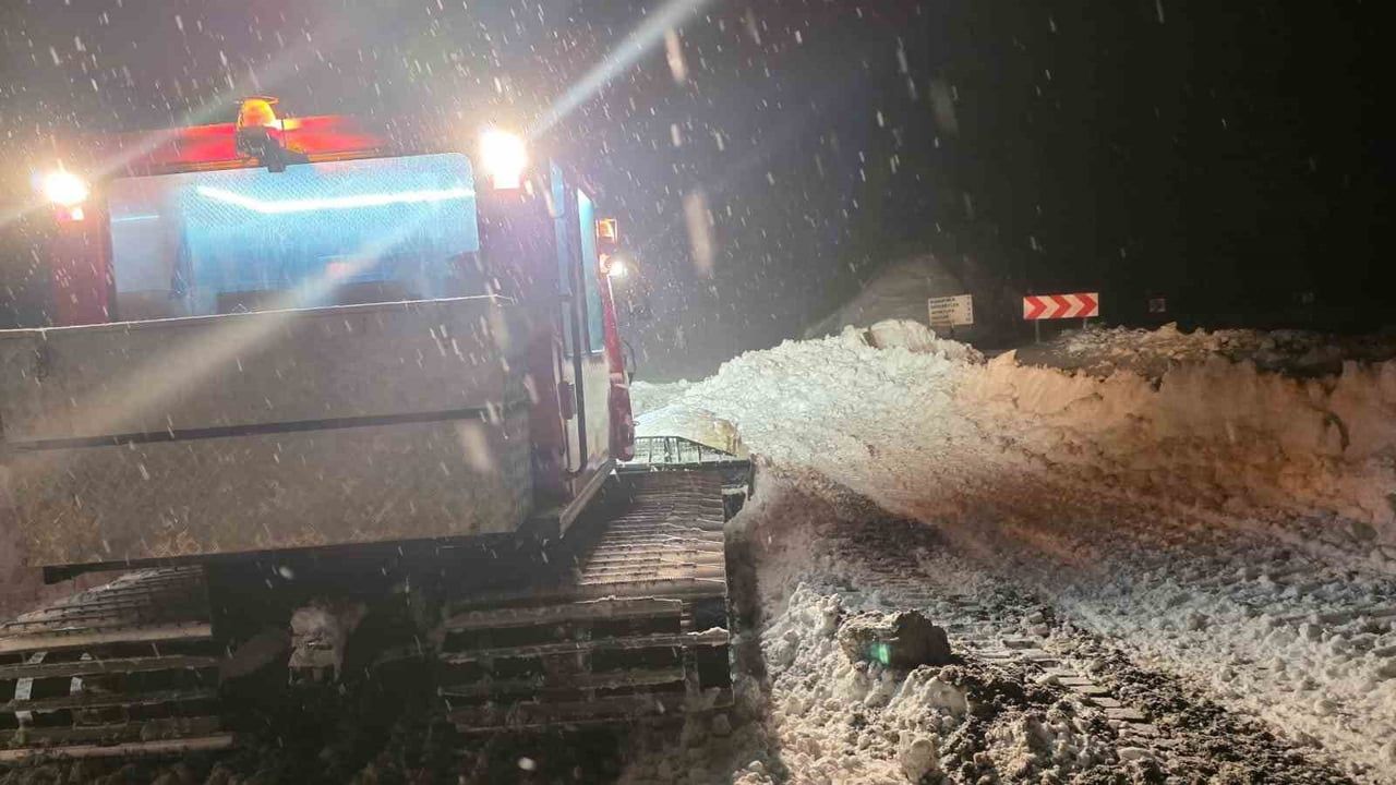 Bozkurt'ta karla kapanan köydeki tansiyon hastası, AFAD ve UMKE'nin 5 saatlik çalışmasıyla hastaneye ulaştırıldı