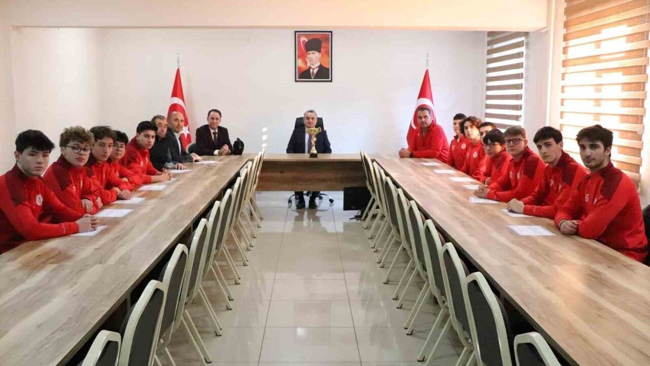 Bozüyük’te Kumral Abdal Anadolu Lisesi genç basketbol takımı il birincisi oldu