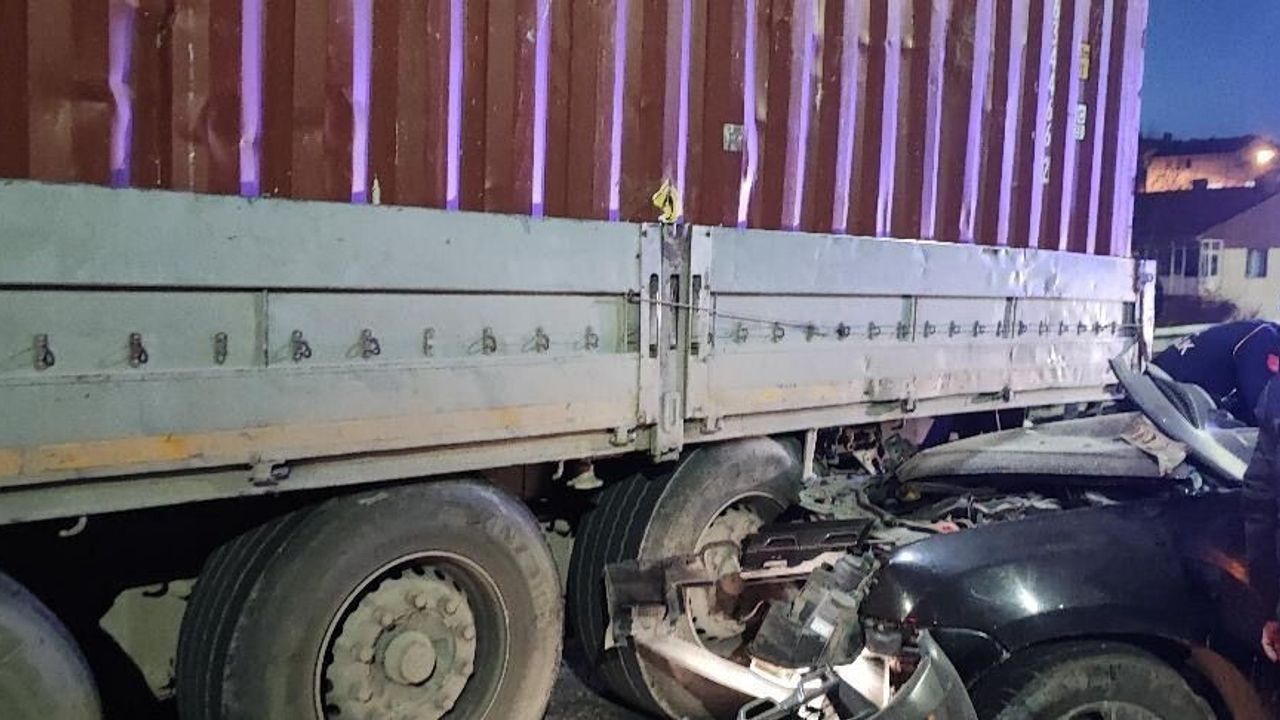 Bozüyük’te otomobil tıra arkadan çarptı: 1 kişi hayatını kaybetti, 1 yaralı