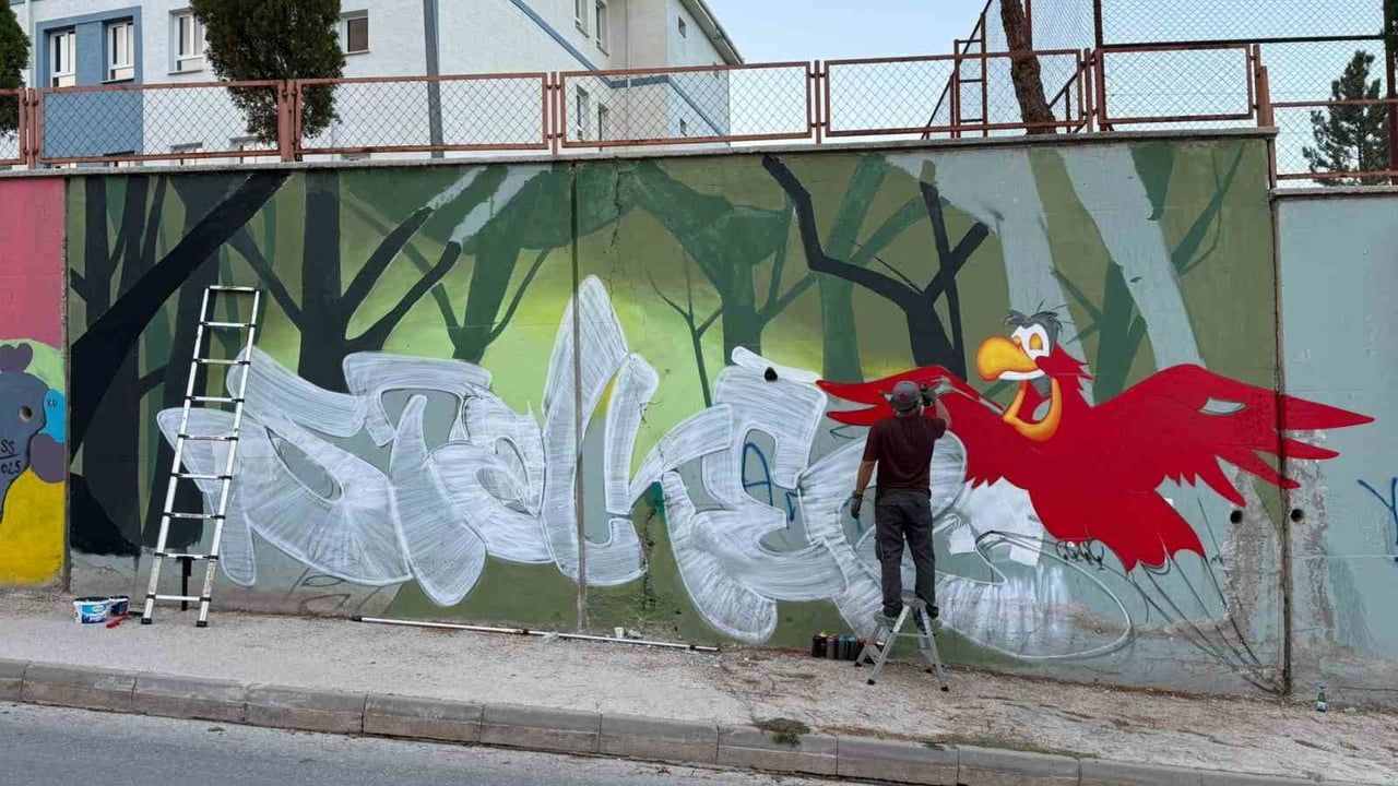 Bozüyük’te Yavuz Sultan Selim Ortaokulu Duvarları Grafitiyle Canlandı