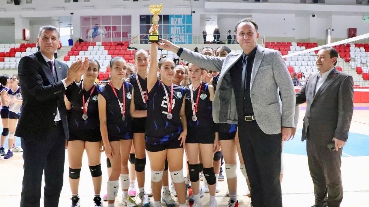 Bozüyük'te Yıldız Kızlar Voleybol Finali: Mehmet Akif Ersoy ve Meliha Ercan Ortaokulları Karşılaştı