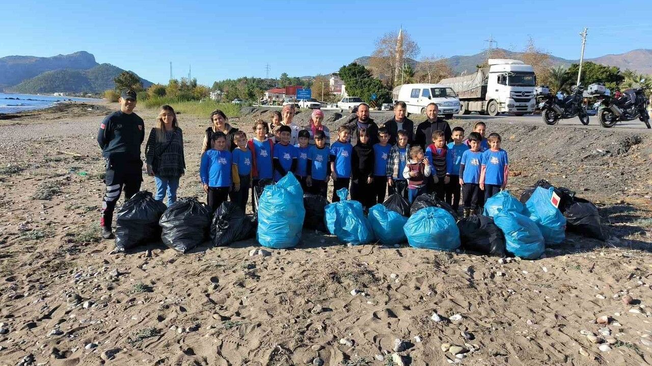 Bozyazı Tekeli'de Vali Çetin Birmek İlkokulu öğrencileri sahil temizliği yaptı