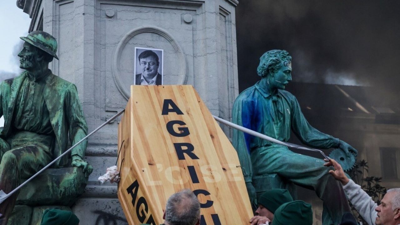 Brüksel'de traktörlü protesto: AB Liderler Zirvesi sırasında çiftçiler Mercosur ve tarım politikalarını hedef aldı