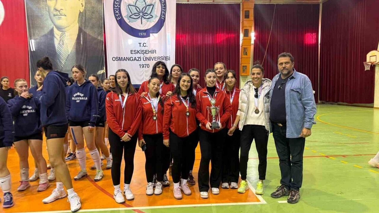 BŞEÜ kadın voleybol takımı üçüncülük kupası kazandı; erkek takım grupta başarılı oldu