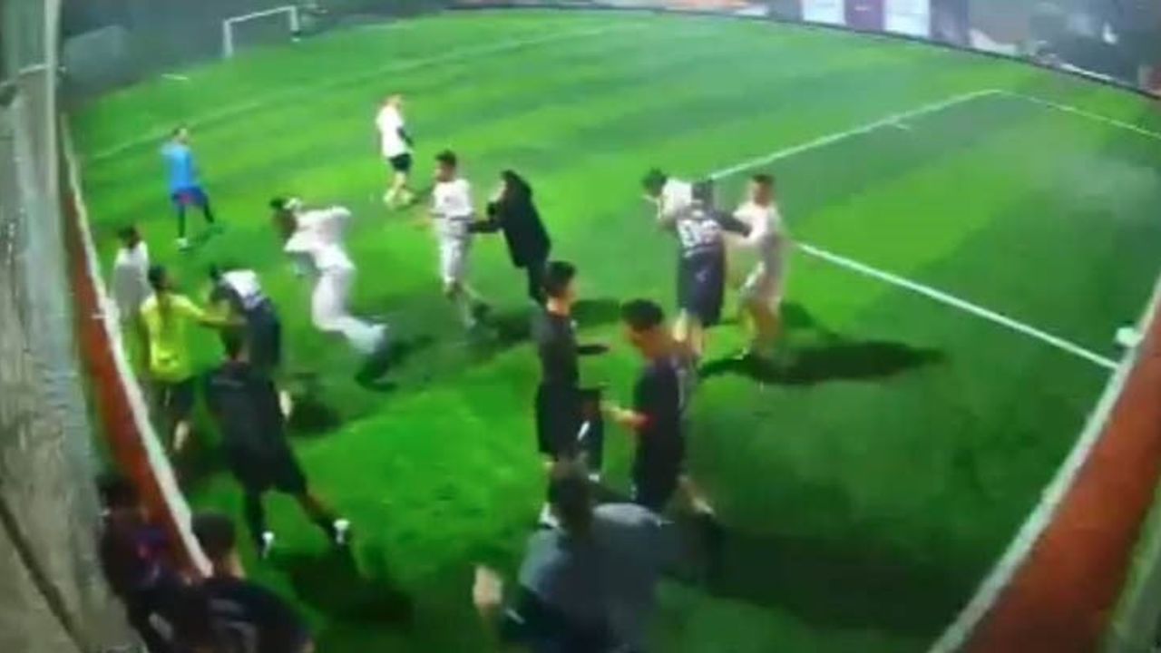 Buca'da halı sahada iki takım arasında kavga; olay güvenlik kamerasında