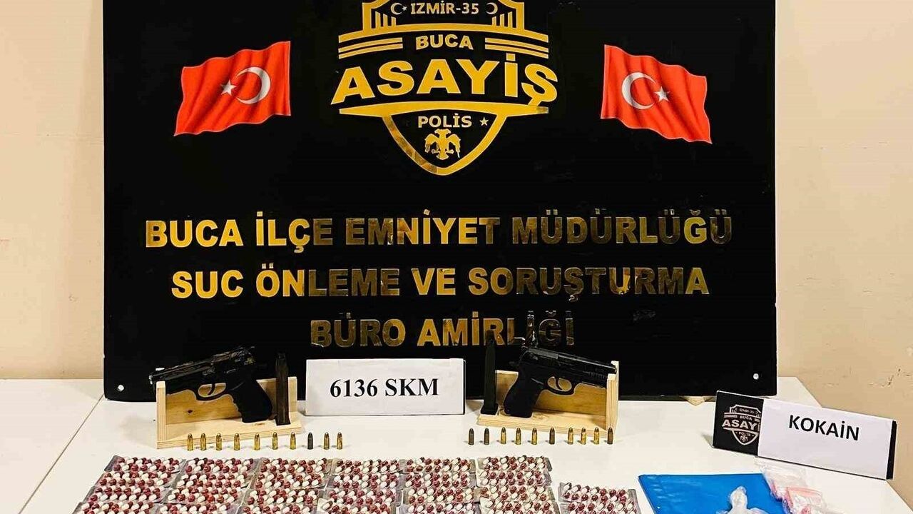 Buca’da iki operasyonda uyuşturucu ve ruhsatsız silah ele geçirildi; 5 kişi adli mercilere sevk edildi