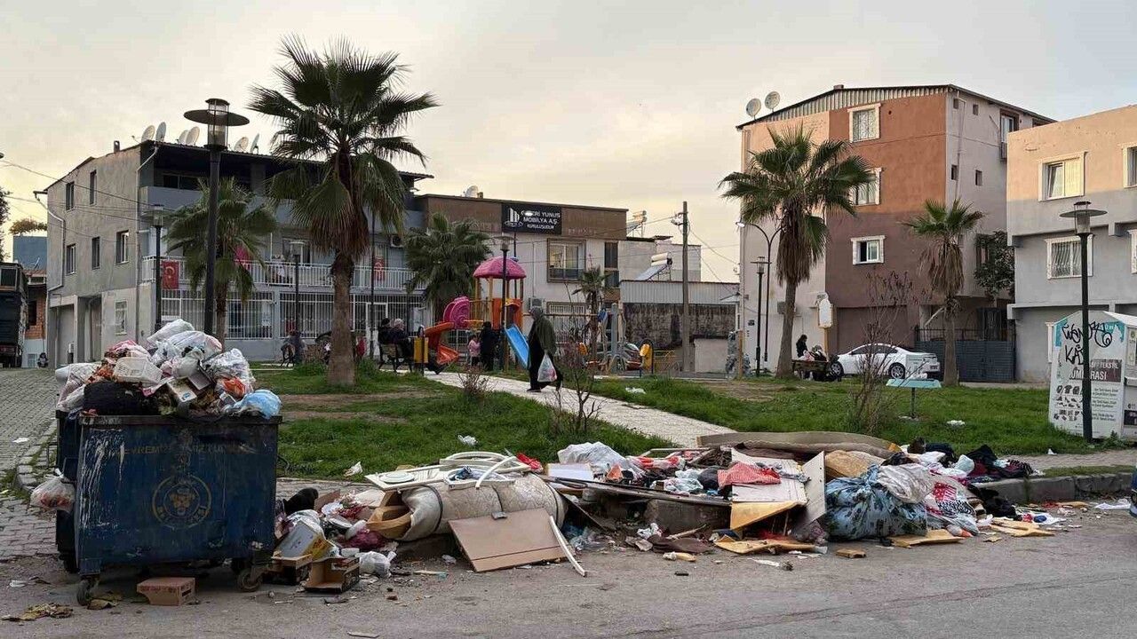 Buca'da park kenarına biriken çöpler: Harmandalı kapanışı, grev ve toplama güçlüğü