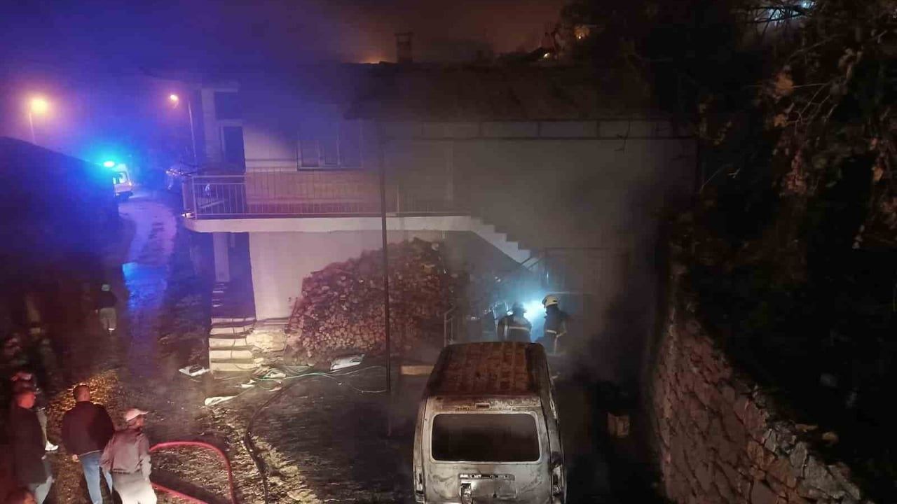 Bucak Çamlık'ta ev yangını park halindeki hafif ticari araca sıçradı