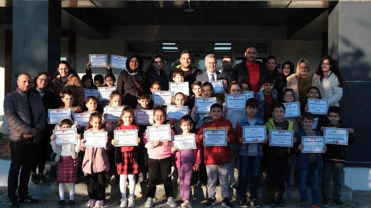 Buharkent Gençlik Merkezi’nde satranç kursu tamamlandı, katılım belgeleri verildi