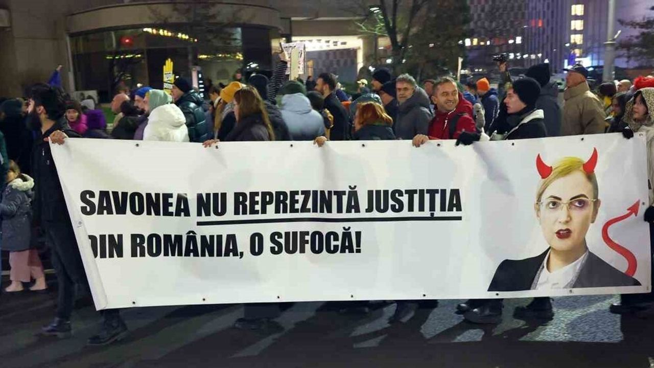 Bükreş’te binler yargıdaki usulsüzlükleri protesto etti