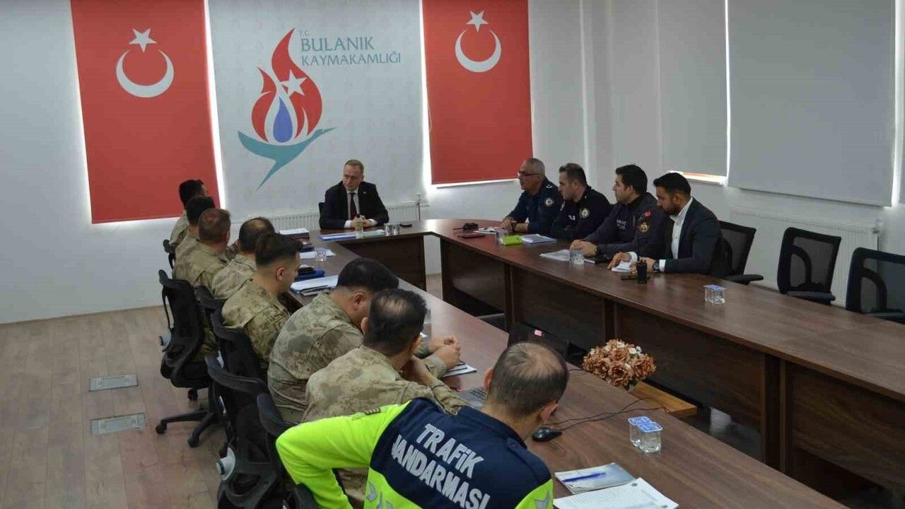 Bulanık’ta Aylık Güvenlik ve Asayiş Toplantısı: Okul Güvenliği ve Trafik Denetimleri Öne Çıktı