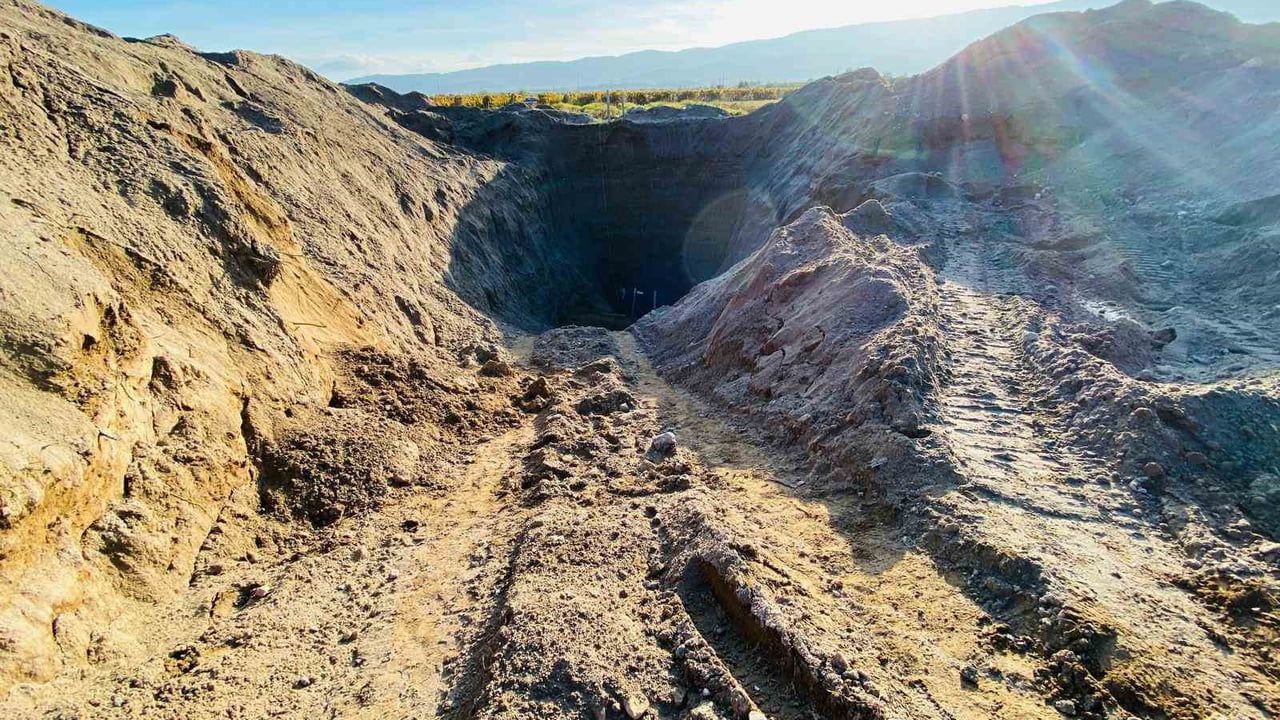 Buldan'da 30 metre derinlikte çukur kazıp tarihi eser aramaya çalıştıkları sırada iki kişi yakalandı