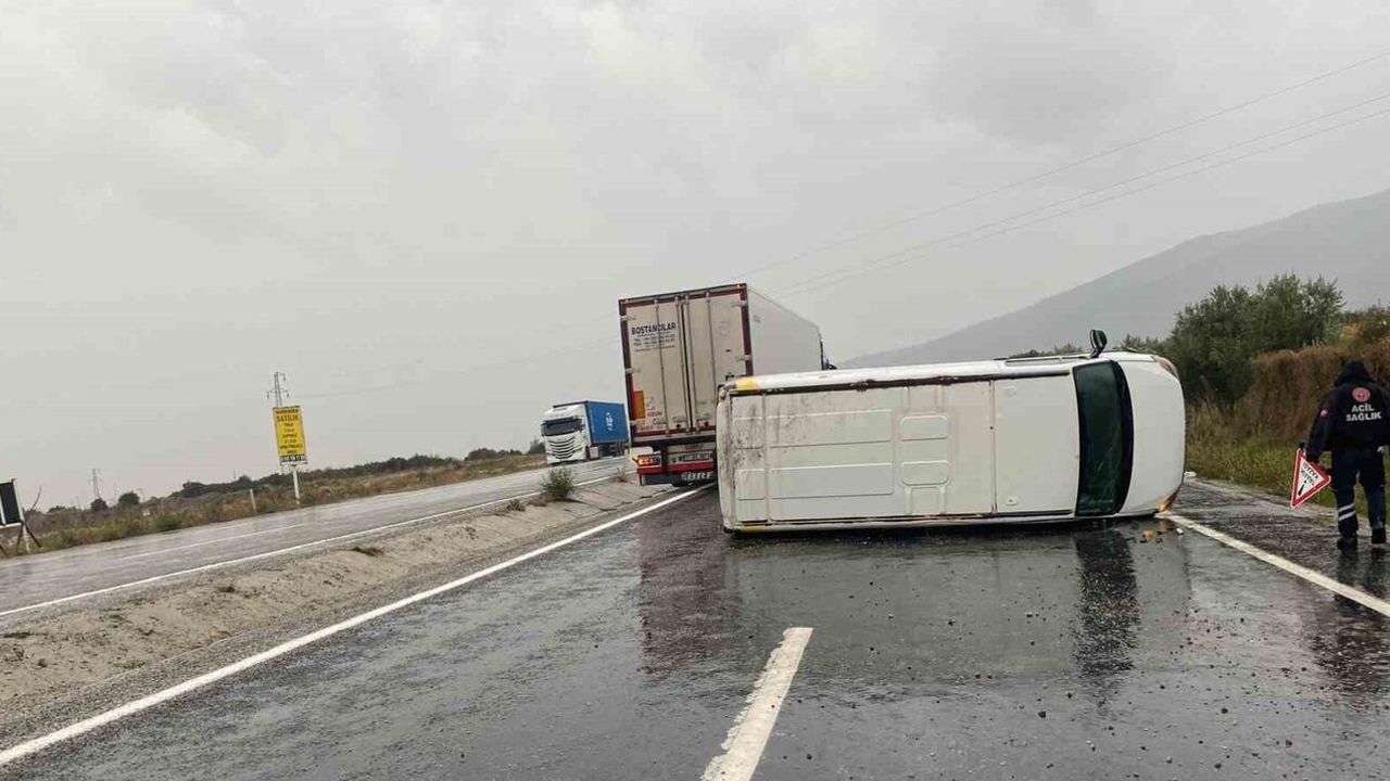 Buldan'da kontrolden çıkan minibüs devrildi: sürücü yaralandı