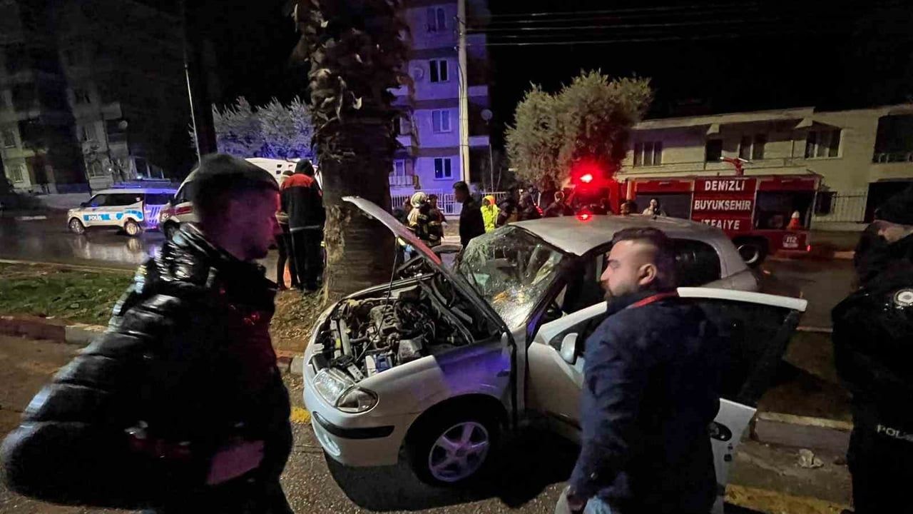 Buldan'da yağış sonrası kayganlaşan yolda otomobil refüje çıktı; yaralanma yok