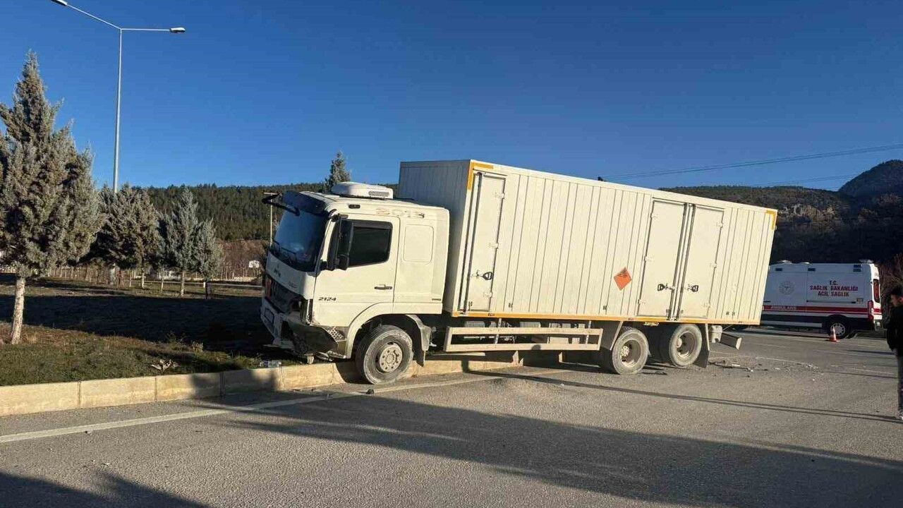 Burdur Altınyayla'da kavşakta otomobil ile kamyon çarpıştı: 1 yaralı, kaza anı araç kamerasında