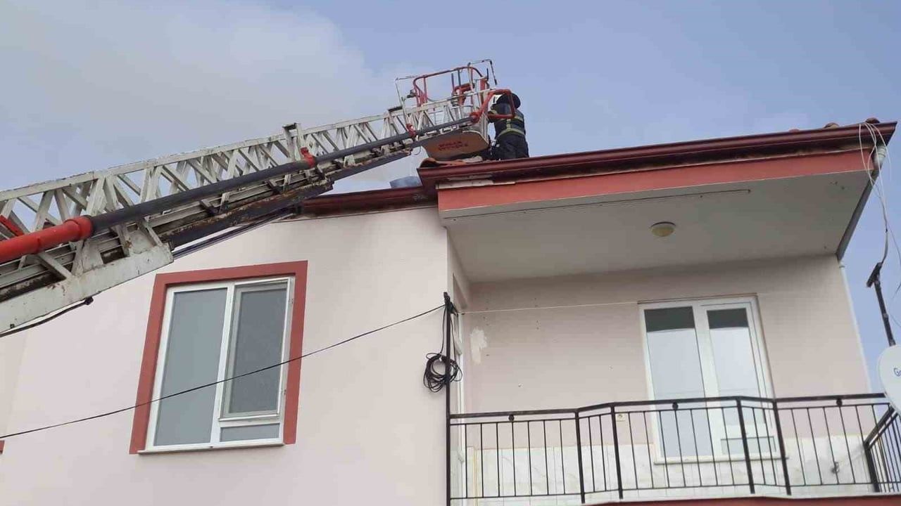 Burdur Bucak'ta Barbaros Mahallesi'nde bacada yangın, itfaiye müdahalesiyle söndürüldü