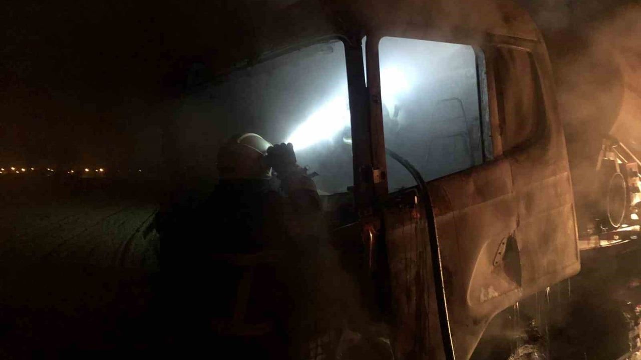 Burdur'da 15 SD 758 plakalı tırda gece yangını: araç kullanılamaz hale geldi