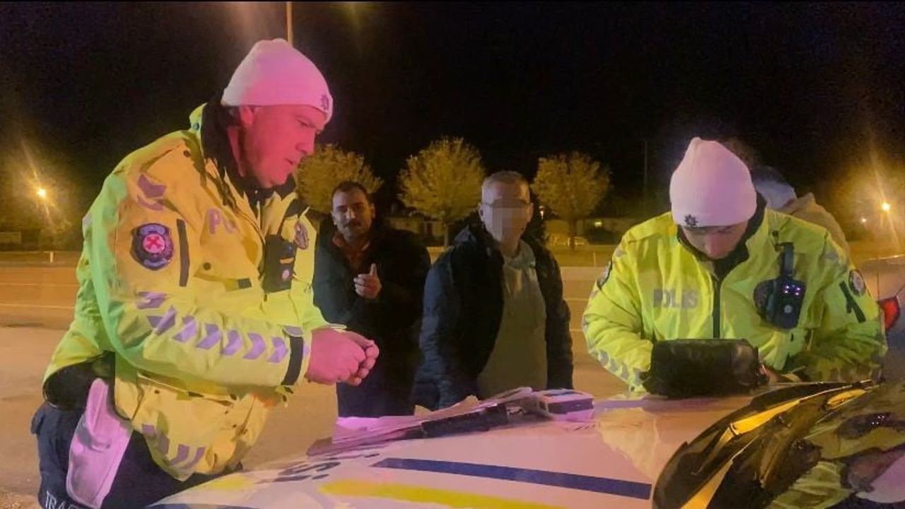 Burdur'da alkollü sürücüye 6 ay ehliyet el koyuldu; yolcu gazeteciden 'Haberin konusu nedir?' diye sordu