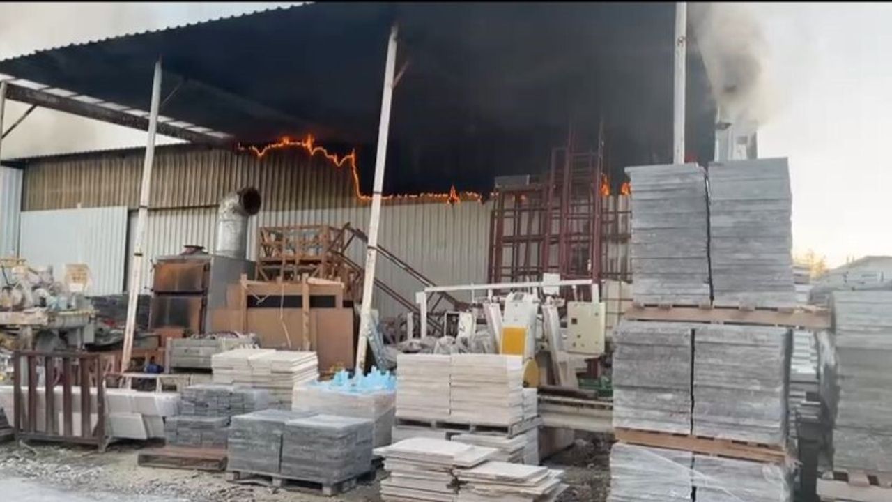 Burdur'da Bucak Organize Sanayi Sitesi'nde mermer fabrikasında yangın söndürüldü