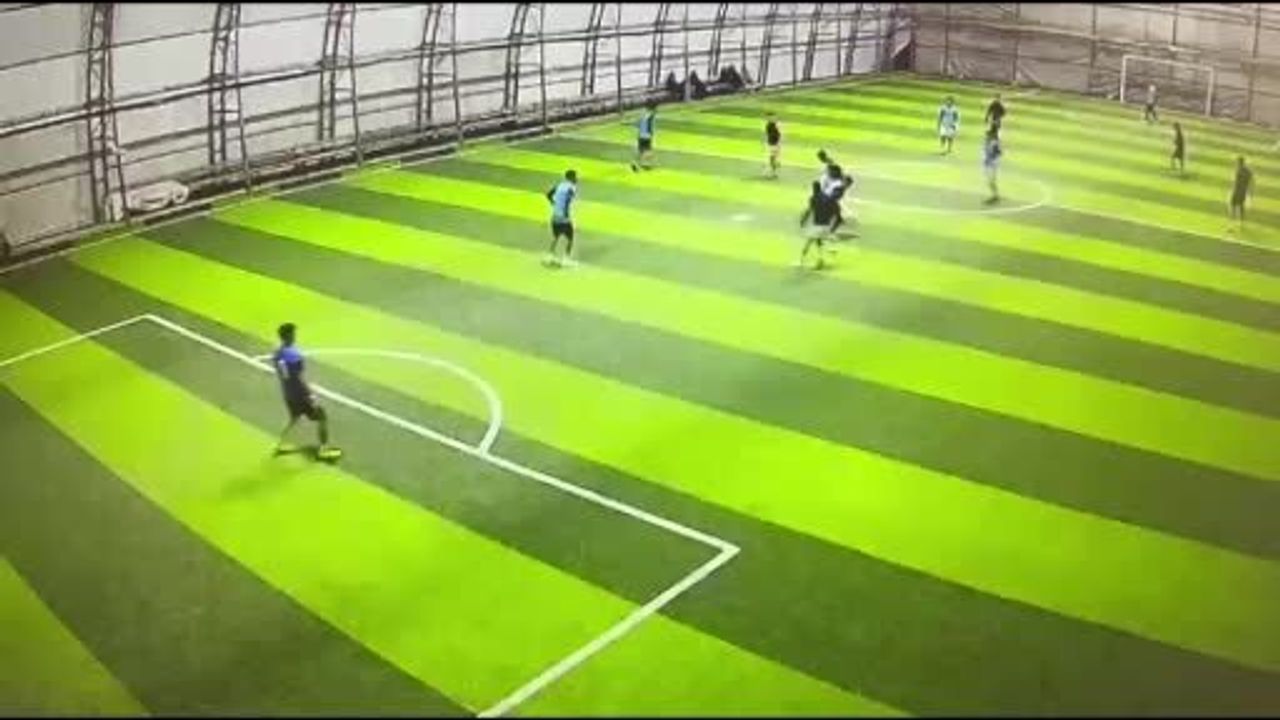 Burdur'da halı sahada maç sırasında kavga: Bir kişi yaralandı, anlar kamerada