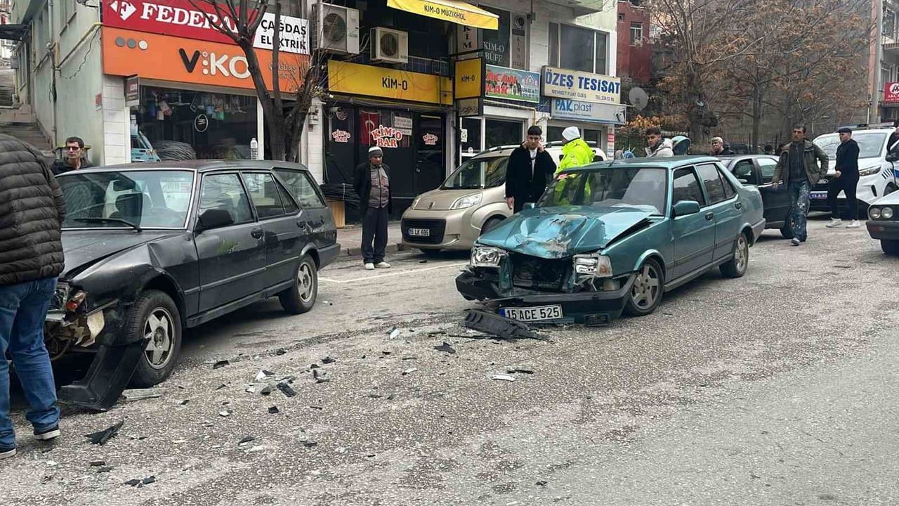 Burdur'da Hatip Hoca Caddesi'nde iki Tofaş çarpıştı: 1 yaralı