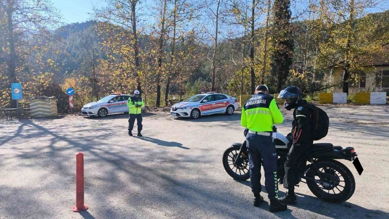 Burdur'da jandarma trafik denetimlerinde 7 bin 861 araç kontrol edildi