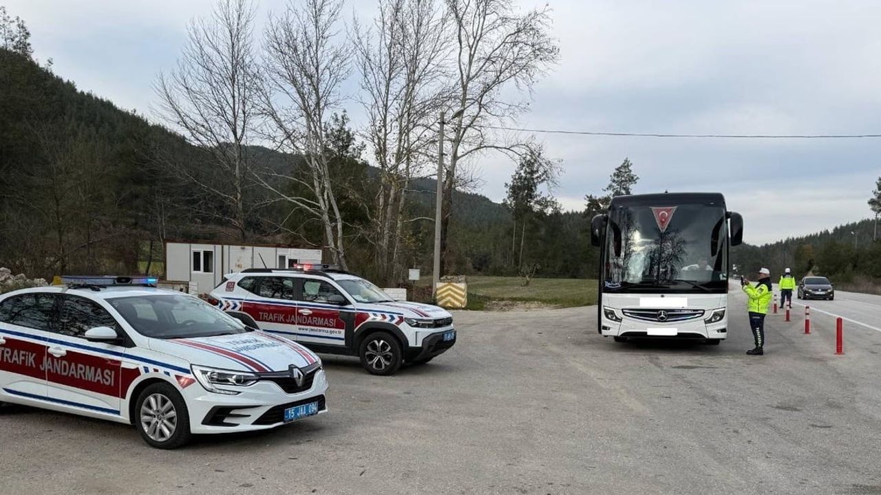 Burdur'da jandarmadan trafik denetimi: 15-21 Aralık 2025'te 13.851 araç kontrolü, 502 ceza