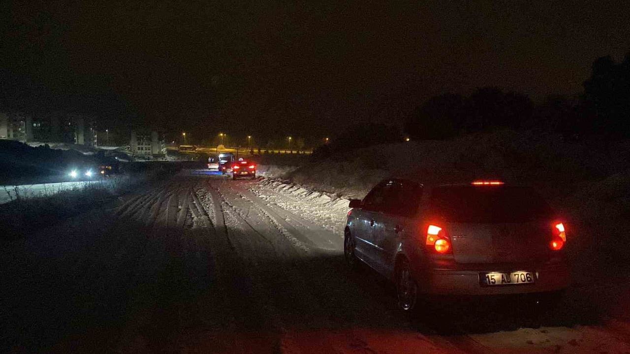 Burdur'da kar yağışı ulaşımı etkiledi — Büğdüz yolunda yaklaşık 3 saatlik çalışma sonrası araçlar kurtarıldı